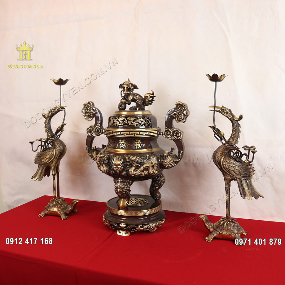 H&igrave;nh ảnh song long chầu nguyệt được chạm khắc nổi tr&ecirc;n th&acirc;n đỉnh đồng v&ocirc; c&ugrave;ng sắc n&eacute;t v&agrave; tỉ mỉ